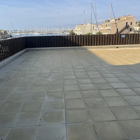 Renove Hyper Equipe Avec Acces Direct Au Port Rive Gauche